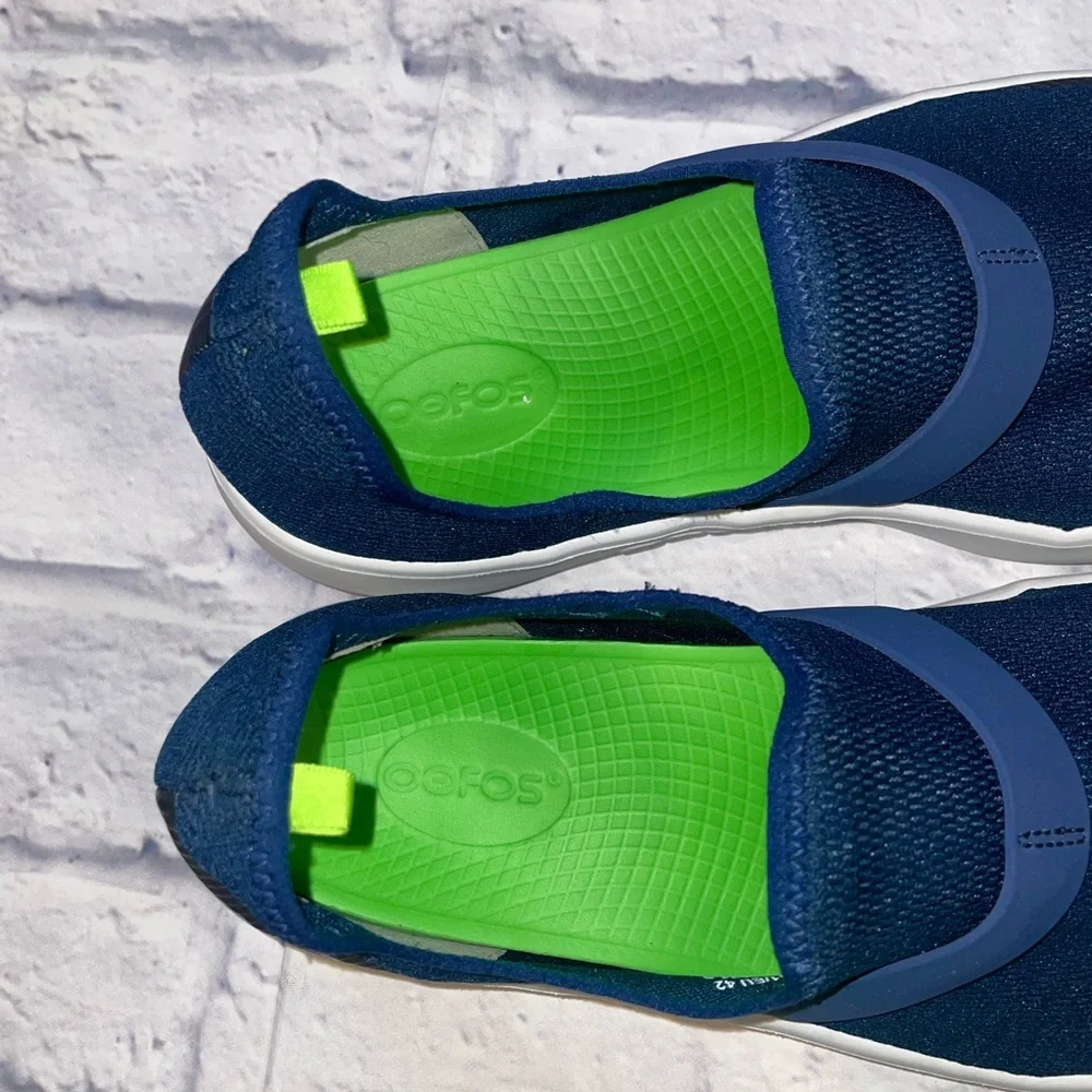OOFOS OOmg EEZEE Low Recovery Navy and White. Size 11